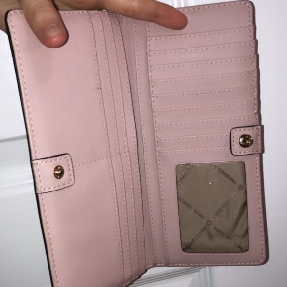 Michael kors Wallet (BABY PINK) lightly used - Picture 6 of 16